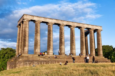 Edinburgh, İngiltere - 9 Ağustos 2012: Turistler Calton Hill 'deki İskoçya Ulusal Anıtı' nda güneşli bir akşamın tadını çıkarıyorlar