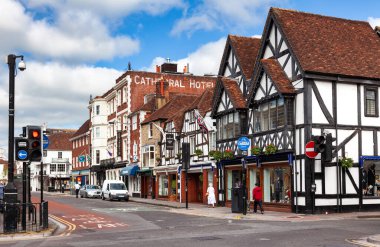 Salisbury, İngiltere - 9 Haziran 2013: Cathedral Hotel ve Milford caddesi boyunca resim gibi eski evler