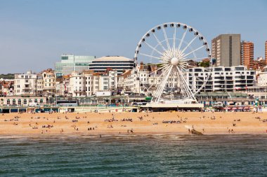 BRIGHTON, İngiltere - 5 HAZİRAN 2013: Güneşli bir yaz gününde Ferris Wheel yakınlarındaki tavernada güzel havanın tadını çıkaran tatilciler