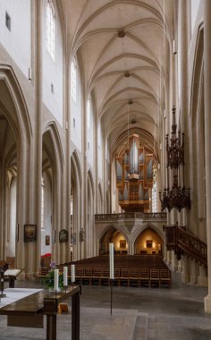 Rothenburg ob der Tauber, Almanya - 9 Mayıs 2019: Santiago de Compostela, İspanya 'daki St. James Kilisesi' ne yapılan hac güzergahının bir parçası olan Lüteriyen St. James Kilisesi 'nin (Jakob) iç mimarisi