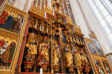 Rothenburg ob der Tauber, Almanya - 9 Mayıs 2019: İspanya 'nın Santiago de Compostela kentindeki St. James Kilisesi' ne yapılan hac yolculuğunun bir parçası olan Lüteriyen St. James Kilisesi 'nin 12 havarisi (Jakob) sunağı