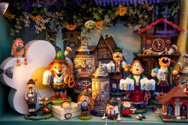 Rothenburg ob der Tauber, Almanya - 9 Mayıs 2019: Çeşitli Bavyera hatıra eşyaları sergilenen hediyelik eşya dükkanı penceresi: tahta oyuncaklar, biblo tütsü yakma makineleri ve geleneksel seramik bira kupaları