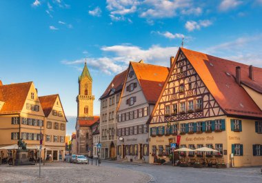 Dinkelsbuhl, Almanya - 11 Mayıs 2019: Marktplatz (Pazar Meydanı) boyunca oteller ve dükkanlar