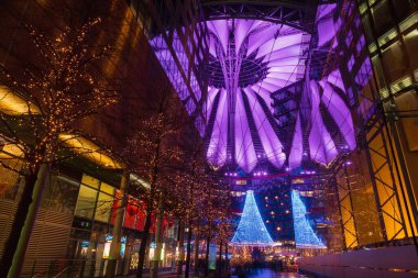 Berlin, Almanya - 16 Aralık 2018: Potsdamer Platz 'daki Sony Center binasının ışıklandırılmış çatısı ve Noel süslemesi