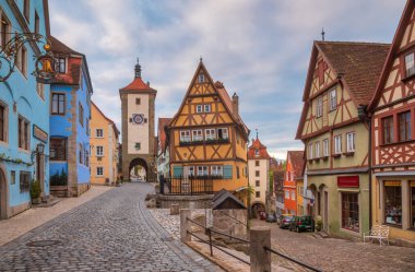 Rothenburg ob der Tauber, Almanya - 10 Mayıs 2019: Schmiedgasse ve Kobolzeller Steige caddeleri boyunca Plonlein (Little Square) ve Siebers Tower arka planda görüldü