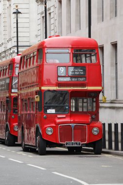 LONDON, İngiltere - OCT 28, 2012: İkonik kırmızı AEC Routemaster çift katlı otobüsler Londra 'nın merkezinde bir caddeye park edildi