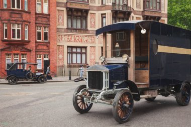 LONDON, İngiltere - 17 Haziran 2013: Eski arabaların ve sokaktaki çiftlerin olduğu bir retro film sahnesi