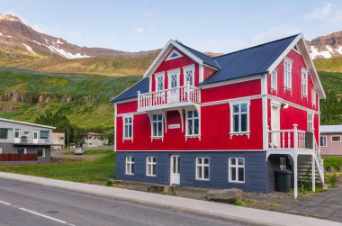 Seydisfjordur, İzlanda - 1 Ağustos 2015: Austurvegur Caddesi 'ndeki müzik okulunun beyaz ve kırmızı binası