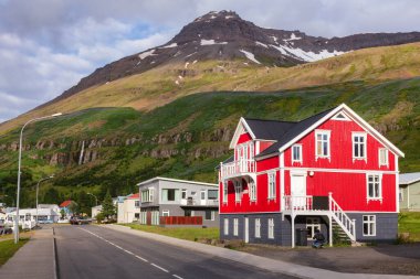 Seydisfjordur, İzlanda - 1 Ağustos 2015: Austurvegur Caddesi 'ndeki müzik okulunun beyaz ve kırmızı binası