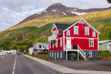 Seydisfjordur, İzlanda - 1 Ağustos 2015: Austurvegur Caddesi 'ndeki müzik okulunun beyaz ve kırmızı binası