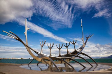 Reykjavik, İzlanda - 20 Temmuz 2015: Güneş Voyager veya Gezgin (Solfar) Jon Gunnar Arnason 'ın paslanmaz çelik benzeri heykeli, Reykjavik' in Midborg d. 'deki Frakkastigur caddesinin sonundaki deniz kenarında yer alan en ünlü heykellerinden biri.