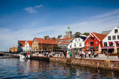 STAVANGER, NORWay - 14 Ağustos 2018: Skagenkaien 'deki eski ahşap evler, popüler bir turist merkezi ve Old Stavanger boyunca uzanan Mavi Gezinti Alanı' nın bir parçası