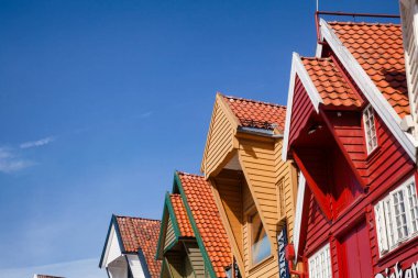STAVANGER, NORWay - 14 Ağustos 2018: Old Stavanger 'da popüler bir turizm merkezi olan Skagenkaien' deki eski ahşap deponun renkli cephesi