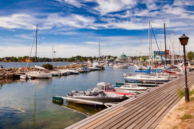 OSLO, NORway - 23 Temmuz 2018: Kongen (King) marina, Frognerstranda sahil şeridi, Frognerkilen körfezi, Oslofjord 'a kenetlenmiş yatlar ve motorbotlar. Arka planda Bygdoy yarımadası görülüyor.