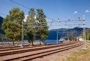 RJUKAN, NORWay - 14 Temmuz 2018: Tinn Gölü 'ndeki demiryolu feribot servisinin bir parçası olan Mael tren istasyonundaki raylar Rjukan-Notodden UNESCO Sanayi Mirası Alanında Rjukan-Notodden ve Tinnoset' e bağlandı.
