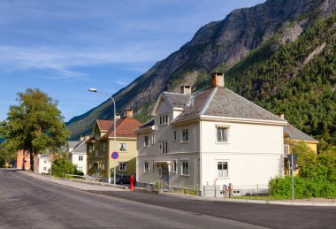 RJUKAN, NORWay - 14 Temmuz 2018: Norsk Hydro şirketi tarafından işverenler için yapılmış tipik tahta çatı binaları, Rjukan-Notodden UNESCO Sanayi Mirası