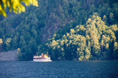 DALEN, NORway - 16 Temmuz 2018: M / S Henrik Ibsen feribot Bandak Gölü 'nü geçer, Telemark Kanalı' nın bir parçası, Norveç 'in görkemli doğasında popüler bir tarihi tekne gezisi sırasında.