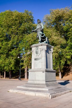 OSLO, NORway - 12 Temmuz 2018 Belediye Meydanı 'nda Amiral Peter Tordenskjold' un heykeli