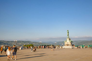 FLORENCE, İtalya - 1 Haziran 2018: Piazzale Michelangelo 'daki turistler, popüler bir turizm merkezi ve Floransa' nın en iyi bakış açısı