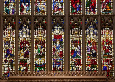 BATH, İngiltere - 11 Haziran 2013: Aziz Peter Manastırı ve Saint Paul Manastırı 'nın lekeli penceresi, yaygın olarak Bath Abbey olarak bilinir, bir Anglikan kilisesi ve eski bir Benedikt manastırı