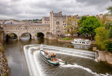 BATH, İngiltere - 11 Haziran 2013: Palladian Pulteney Köprüsü yakınlarındaki Avon Nehri üzerinde Weir ile şehir manzarası