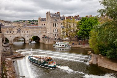 BATH, İngiltere - 12 Haziran 2013: Palladian Pulteney Köprüsü yakınlarındaki Avon Nehri üzerinde Weir ile şehir manzarası