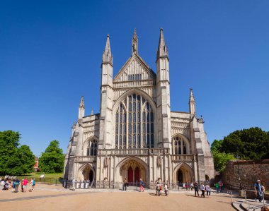 WINCHESTER, İngiltere - 8 Haziran 2013: Avrupa 'nın en büyük katedrallerinden biri olan Winchester Katedrali' nin batı önü