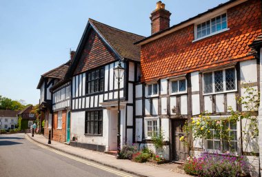 STEYNING, İngiltere - 6 Haziran 2013: Tudor tarzı ahşap iskeletli eski şehir caddesi