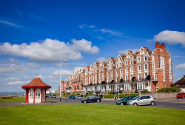 BEXHILL-ON-SEA, İngiltere - 4 Haziran 2013: Viktorya dönemi ahşap deniz önü sığınağı ve Doğu Sussex 'teki popüler sahil beldesi Bexhill-on-Sea' deki binalar