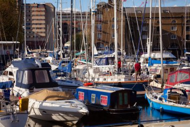 LONDON, UK - NOV 1, 2012: Londra 'nın Tower Hamlets ilçesi Thames nehrinin kuzey kıyısındaki St. Katharine rıhtımında yat marinasında popüler bir konut ve dinlenme tesisi