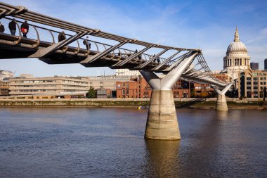 LONDON, İngiltere - 30 Ekim 2012: Londra Millennium Footbridge 'in 2000 yılında Londra' yı Bankside 'a bağlamak için inşa ettiği çelik süspansiyonla Thames Nehri' ni geçen yayalar