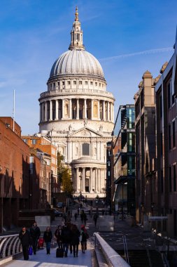 LONDON, İngiltere - 30 Ekim 2012: Londra Milenyum Köprüsü 'nden Londra' nın en ünlü ve en tanınan manzaralarından biri olan St Paul Katedrali 'ne giden Peter' s Hill Geçidi 'nden geçen yayalar