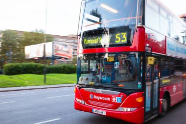 LONDON, İngiltere - 27 Ekim 2012: Double Decker otobüsü Southwark Büyük Londra 'da cadde boyunca ilerliyor