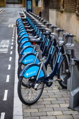LONDON, İngiltere - NOVEMBER 10, 2012: Halka açık bisiklet kiralama şeması Barclays Bisiklet Kiralama Projesinde kullanılan Mavi Bisikletler Sırası
