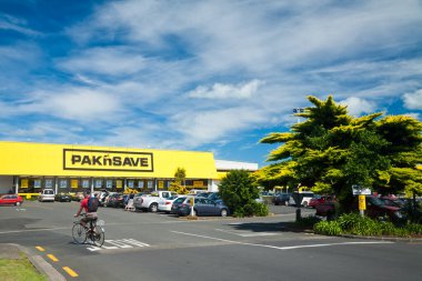 THAMES, NEW ZEALAND - 3 Şubat 2010 'da Pak' n Save süpermarket otoparkındaki arabalar. Pak 'n Save, Yeni Zelanda' da 1985 yılında kurulan bir indirimli süpermarket zinciri..