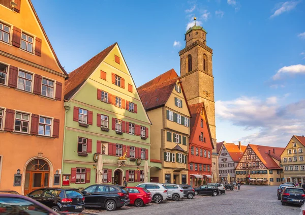 Dinkelsbuhl, Almanya - 11 Mayıs 2019: Marktplatz (Pazar Meydanı) ile Weinmarkt (Şarap Pazarı) caddesi boyunca oteller ve dükkanlar