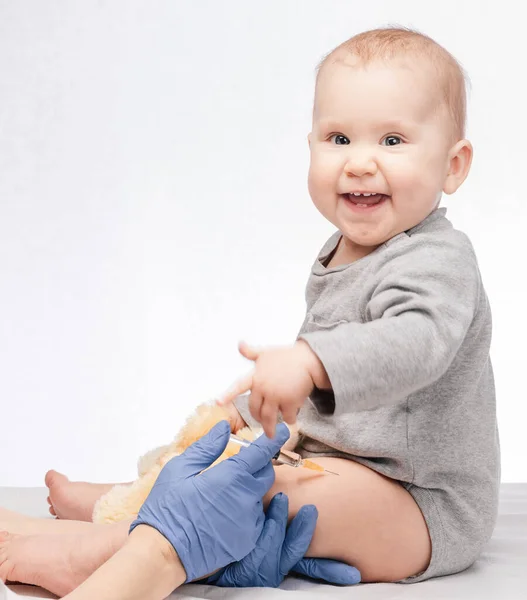 Pediatrician Nurse Giving Intramuscular Injection Vaccine Leg Happy Baby Girl — Stok fotoğraf