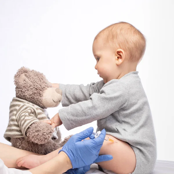 Pediatrician Nurse Giving Intramuscular Injection Vaccine Leg Baby Girl Coronavirus — Zdjęcie stockowe