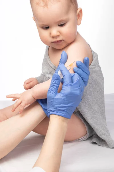 Pediatrician Nurse Giving Intramuscular Injection Vaccine Arm Baby Girl Coronavirus — Stock Photo, Image