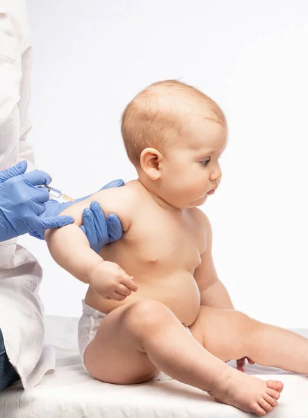 Pediatrician Nurse Giving Intramuscular Injection Vaccine Arm Baby Girl Coronavirus — Stockfoto