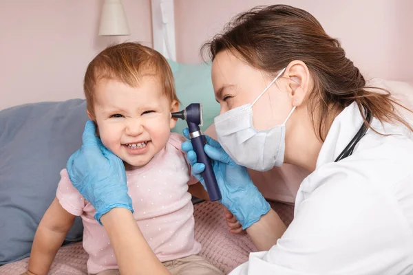 Pediatrician Examines Ear Baby Girl Home Coronavirus Covid Pandemic Quarantine — Stock fotografie