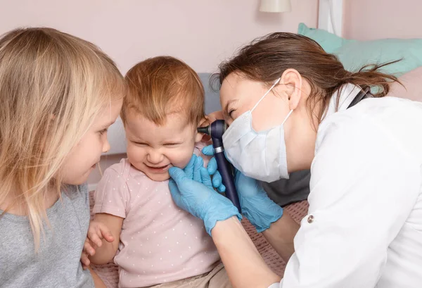 Pediatrician Examines Ear Baby Girl Home Coronavirus Covid Pandemic Quarantine — Stok fotoğraf