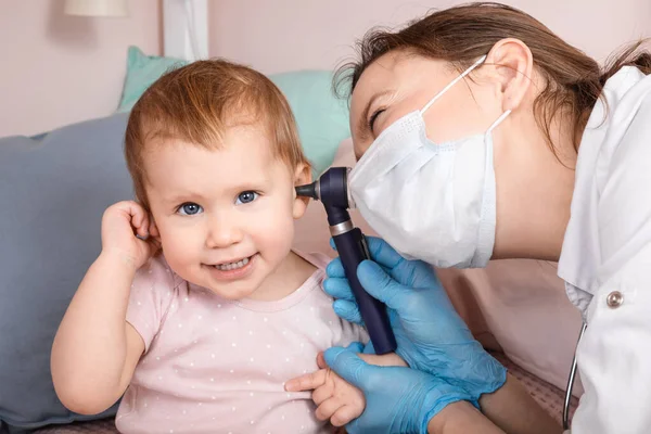 Pediatrician Examines Ear Baby Girl Home Coronavirus Covid Pandemic Quarantine — Fotografia de Stock