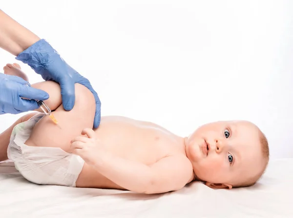 Kinderarzt Oder Krankenschwester Intramuskuläre Injektion Eines Impfstoffs Das Bein Eines — Stockfoto