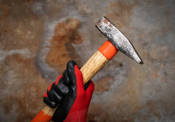 Person Som Bär Skyddshandske Hålla Hammare Mot Rostig Metall Bakgrund — Stockfoto