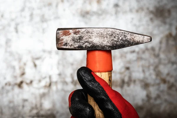 Person Som Bär Skyddshandske Hålla Hammare Mot Metall Bakgrund — Stockfoto