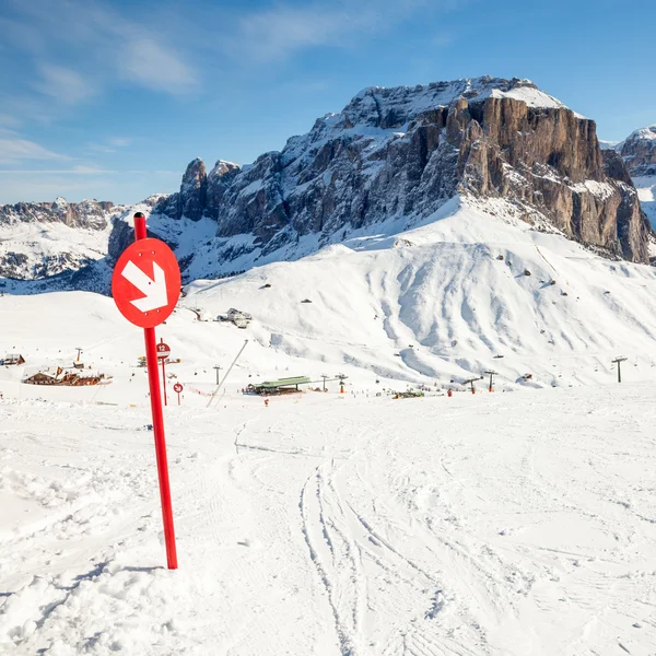 Pfeilschild am Skigebiet — Stockfoto