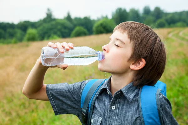 Enfant eau potable — Photo