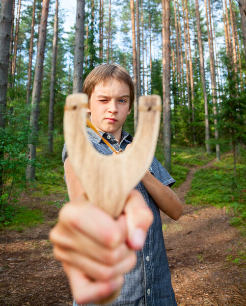 Мальчик с рогаткой
