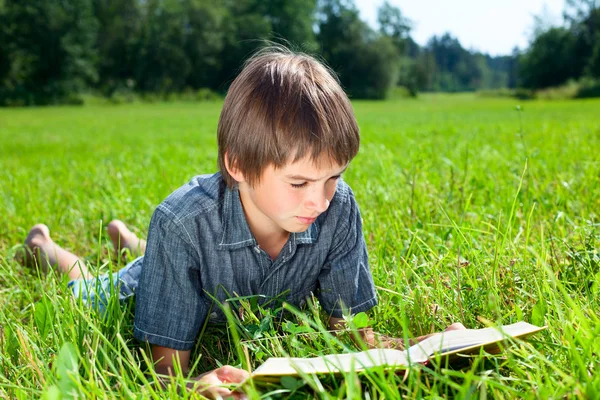 Livre de lecture enfant extérieur — Photo